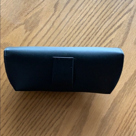 Ray Ban case & cloths - Picture 2 of 5